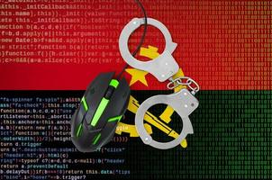 bandeira de angola e mouse de computador algemado. combate ao crime informático, hackers e pirataria foto