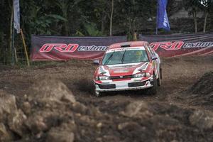 yogyakarta, indonésia - 16 de outubro de 2022 - pilotos competem na copa do rei sprint rally jogja foto