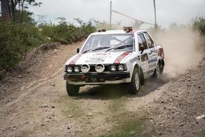 yogyakarta, indonésia - 16 de outubro de 2022 - pilotos competem na copa do rei sprint rally jogja foto