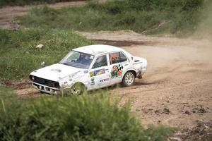 yogyakarta, indonésia - 16 de outubro de 2022 - pilotos competem na copa do rei sprint rally jogja foto