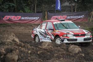 yogyakarta, indonésia - 16 de outubro de 2022 - pilotos competem na copa do rei sprint rally jogja foto