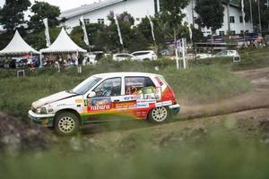 yogyakarta, indonésia - 16 de outubro de 2022 - pilotos competem na copa do rei sprint rally jogja foto