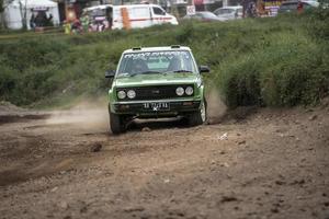 yogyakarta, indonésia - 16 de outubro de 2022 - pilotos competem na copa do rei sprint rally jogja foto