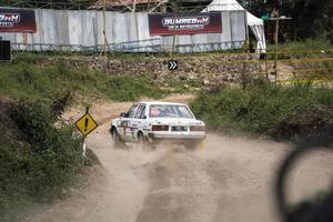 yogyakarta, indonésia - 16 de outubro de 2022 - pilotos competem na copa do rei sprint rally jogja foto