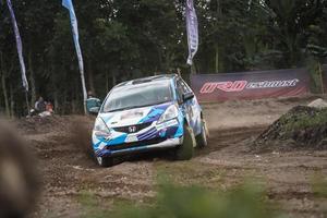 yogyakarta, indonésia - 16 de outubro de 2022 - pilotos competem na copa do rei sprint rally jogja foto