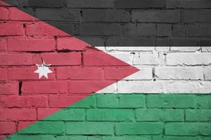 bandeira da jordânia é pintada em uma parede de tijolos antigos foto