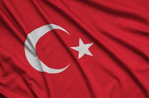 a bandeira da turquia é retratada em um tecido esportivo com muitas dobras. bandeira da equipe esportiva foto