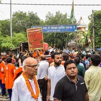 nova delhi, índia 01 de julho de 2022 - uma grande reunião de devotos de diferentes partes de delhi por ocasião de ratha yatra ou ratyatra. rath para lord jagannath puxado por pessoas, jagannath rath yatra foto