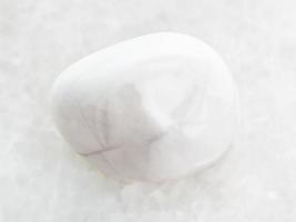 pedra preciosa de magnesita polida em mármore branco foto