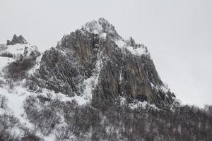 alta montanha com neve foto