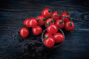 tomates vermelhos maduros em uma mesa de madeira. vista de cima . foto