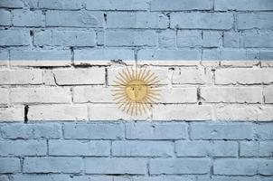 bandeira argentina é pintada em uma parede de tijolos antigos foto