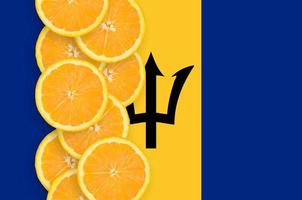 bandeira de barbados e linha vertical de fatias de frutas cítricas foto