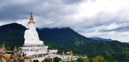 grande estátua de monge branco com montanha verde, céu e fundo de nuvem branca com espaço de cópia no templo tailandês phetchabun, tailândia. Marcos e lugar famoso para viajar. religião e arte da escultura. foto