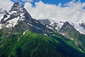 topos das montanhas no norte do cáucaso, rússia foto