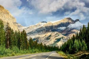 vista panorâmica da estrada na avenida dos campos de gelo, montanhas rochosas canadenses