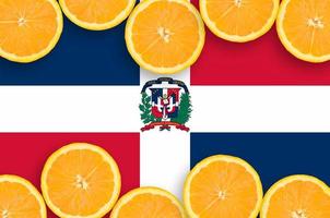 bandeira da república dominicana em moldura horizontal de fatias de frutas cítricas foto