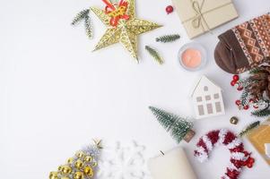 vista superior decorações planas de natal em fundo branco foto