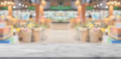 tampo de mesa de mármore vazio com corredor de supermercado e prateleiras fundo desfocado foto