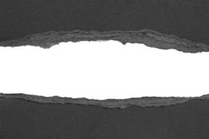tiras de bordas rasgadas de papel preto rasgadas isoladas no fundo branco foto