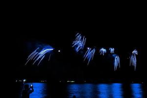 celebração de fogos de artifício sobre o mar na praia de pattaya foto