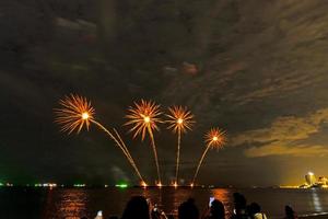 celebração de fogos de artifício sobre o mar na praia de pattaya foto
