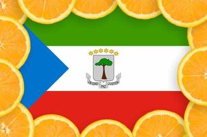 bandeira da guiné equatorial no quadro de fatias de frutas cítricas frescas foto
