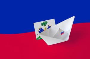 bandeira do haiti retratada em closeup de navio de origami de papel. conceito de artes artesanais foto