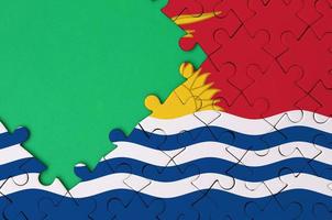 a bandeira de kiribati é retratada em um quebra-cabeça completo com espaço de cópia verde livre no lado esquerdo foto