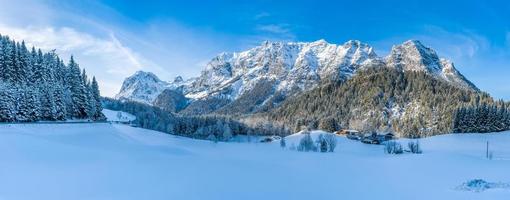 bela paisagem montanhosa de inverno nos Alpes da Baviera, Bavária, Alemanha foto