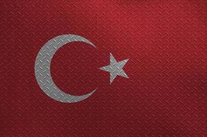 bandeira da turquia retratada em cores de tinta na antiga placa de metal escovada ou parede fechada. banner texturizado em fundo áspero foto