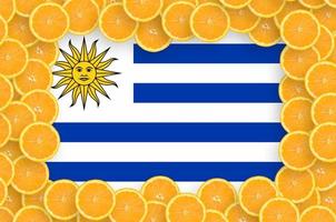 bandeira do uruguai em moldura de fatias de frutas cítricas frescas foto