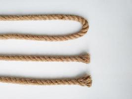 cordas de corda natural áspera no fundo branco foto