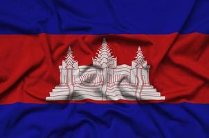 A bandeira do camboja é retratada em um tecido esportivo com muitas dobras. bandeira da equipe esportiva foto