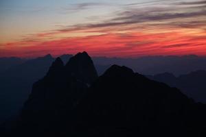 céu colorido sobre altas montanhas nos Alpes suíços foto