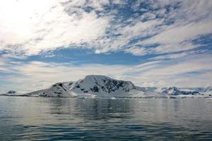 a montanha de neve na Antártica foto