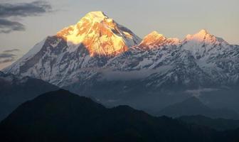 vista noturna do monte dhaulagiri - nepal
