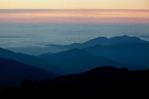 nascer do sol na cordilheira do Himalaia foto