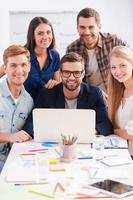 equipe de sucesso. grupo de empresários criativos em roupas casuais inteligentes trabalhando juntos e sorrindo foto