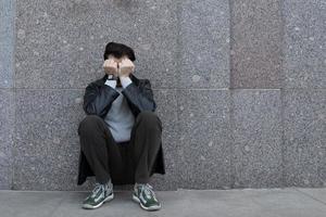 retrato de um homem no momento de ataques de pânico foto