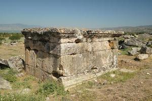 túmulo na cidade antiga de hierapolis, pamukkale, denizli, turkiye foto