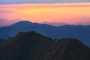 pôr do sol colorido nas montanhas ocidentais de khao chang phuak de thaila