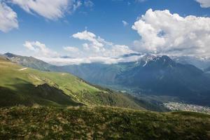 fabulosa vista magnífica das montanhas do cáucaso e céu