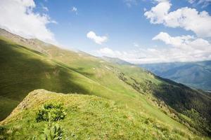 fabulosa vista magnífica das montanhas do cáucaso e céu