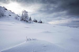paisagem de inverno nas montanhas foto
