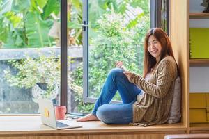 empresária asiática trabalhando em casa moderna