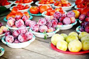 frutas em pratos em uma fazenda foto