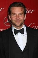 los angeles, 5 de janeiro - bradley cooper chega à gala do festival internacional de cinema de palm springs 2013 no centro de convenções de palm springs em 5 de janeiro de 2013 em palm springs, ca foto