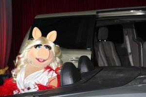 los angeles, 12 de novembro - miss piggy chega na estreia mundial dos muppets no teatro el capitan em 12 de novembro de 2011 em los angeles, ca foto