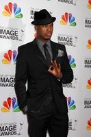 los angeles, 17 de fevereiro - ne-yo chega ao 43º naacp image awards no shrine auditium em 17 de fevereiro de 2012 em los angeles, ca foto